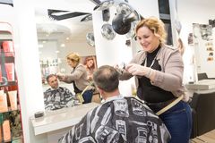 Haarschnitt, Haarwäsche und Kopfmassage gehören zum festen Bestandteil unseres Services - Riga Ring Soest - Grell Friseur