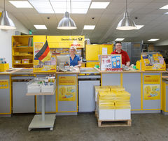 Unsere Mitarbeiter beraten Sie bei allen Fragen zum Postversand kompetent und freundlich - Riga Ring Soest - Deutsche Post Agentur