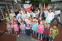 Die Gewinner des diesjährigen RIGA-RING-Kindergarten-Malwettbewerbs haben Wertgutscheine erhalten, die sie nun bei Büroorganisation Strothkamp für Künstlerbedarf einlösen können.